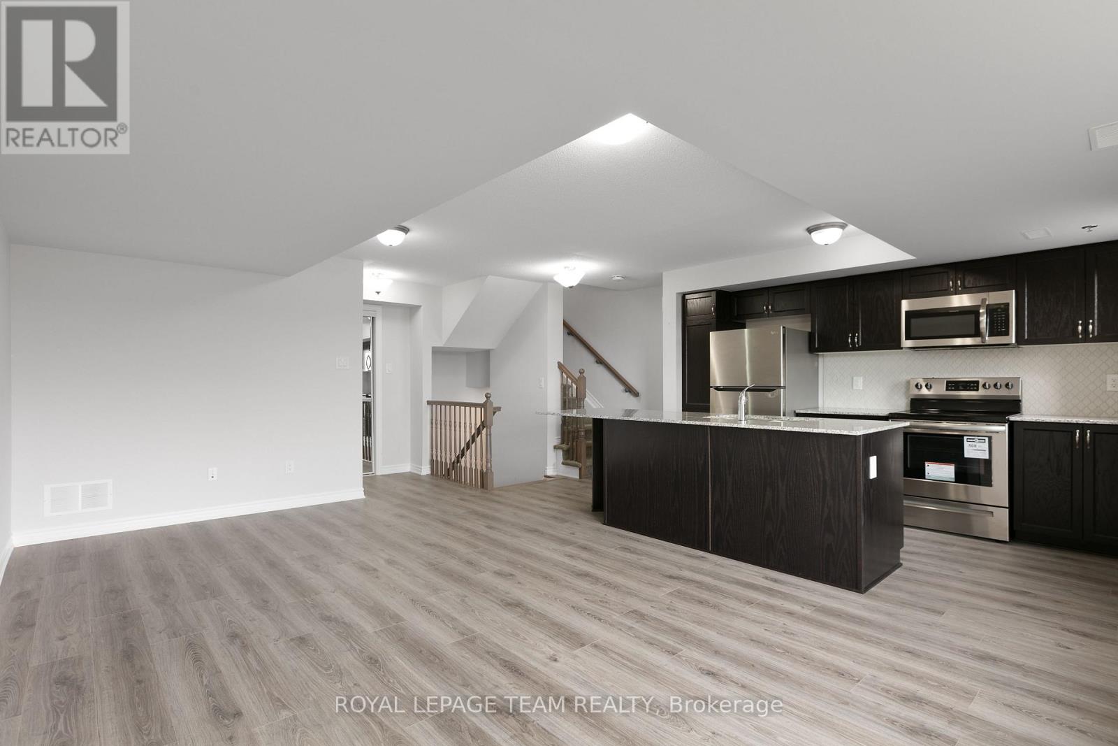 Photo 16 of 75 563 Ozawa Private, Ottawa ON