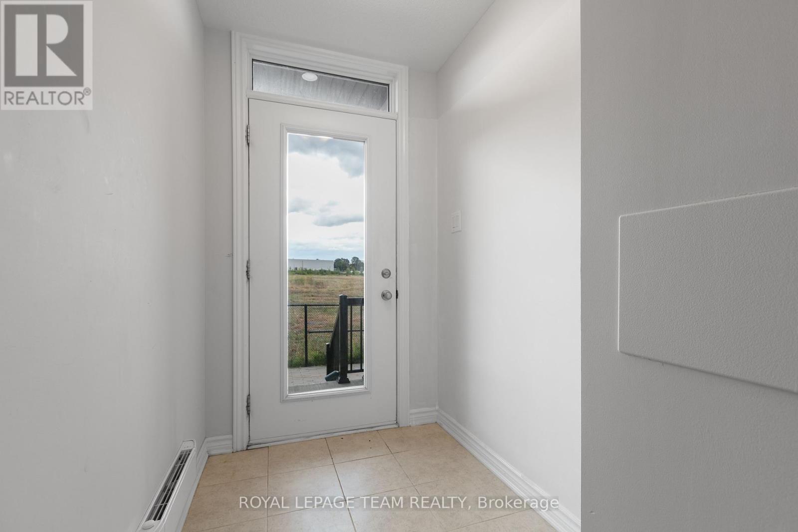 Photo 4 of 75 563 Ozawa Private, Ottawa ON