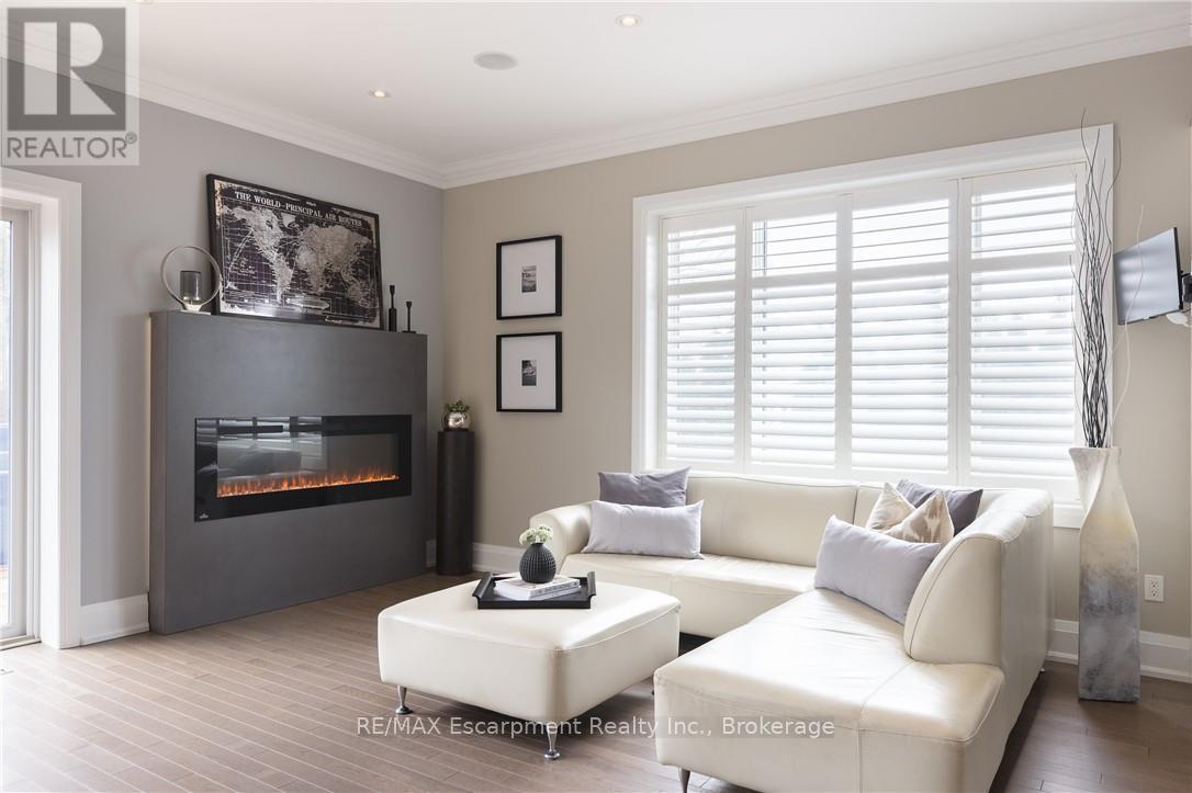 Photo 10 of 82 Brant Street, Oakville ON