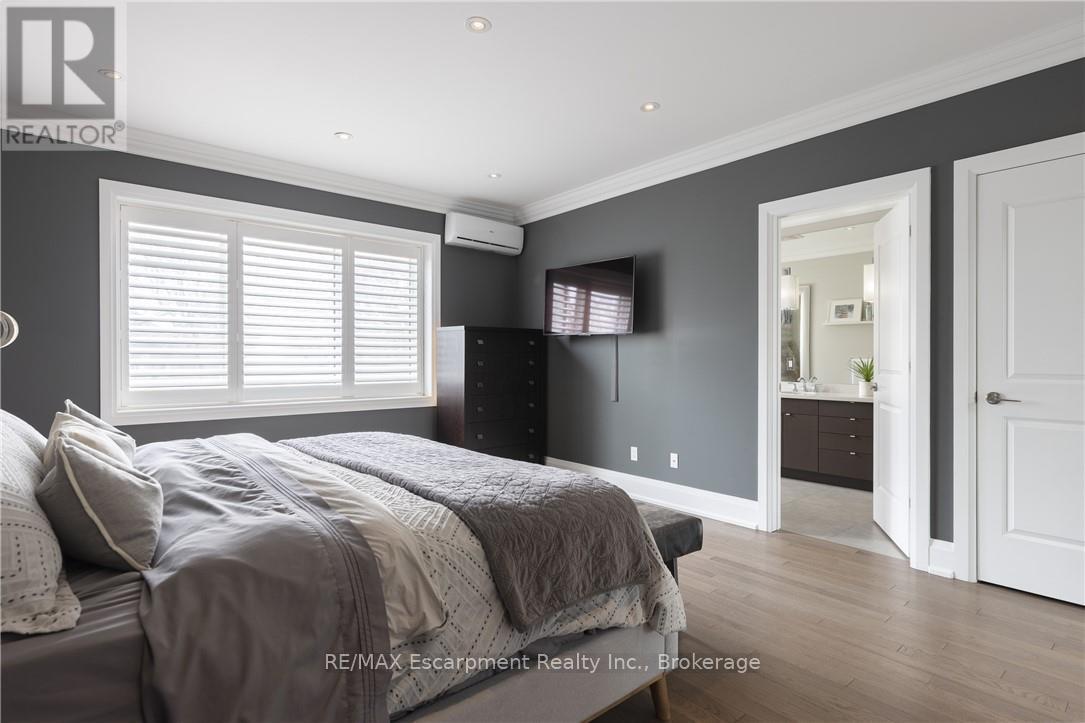 Photo 19 of 82 Brant Street, Oakville ON