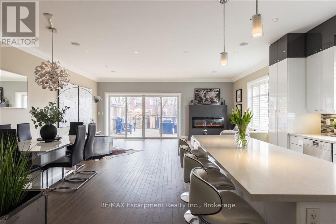 Photo 7 of 82 Brant Street, Oakville ON