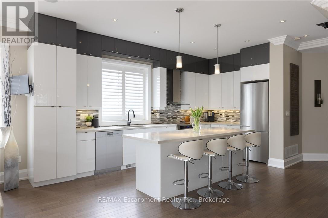 Photo 8 of 82 Brant Street, Oakville ON