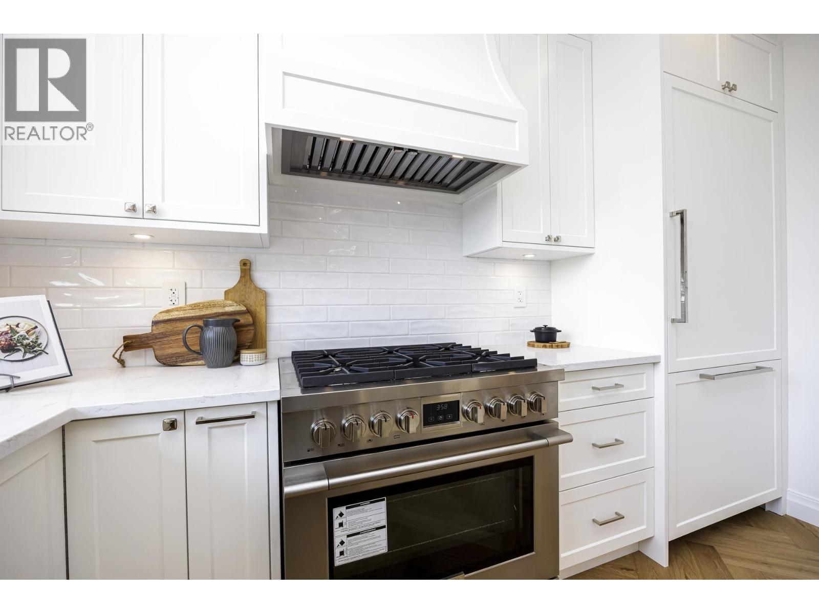 Photo 10 of 261 E 23rd Street, North Vancouver BC