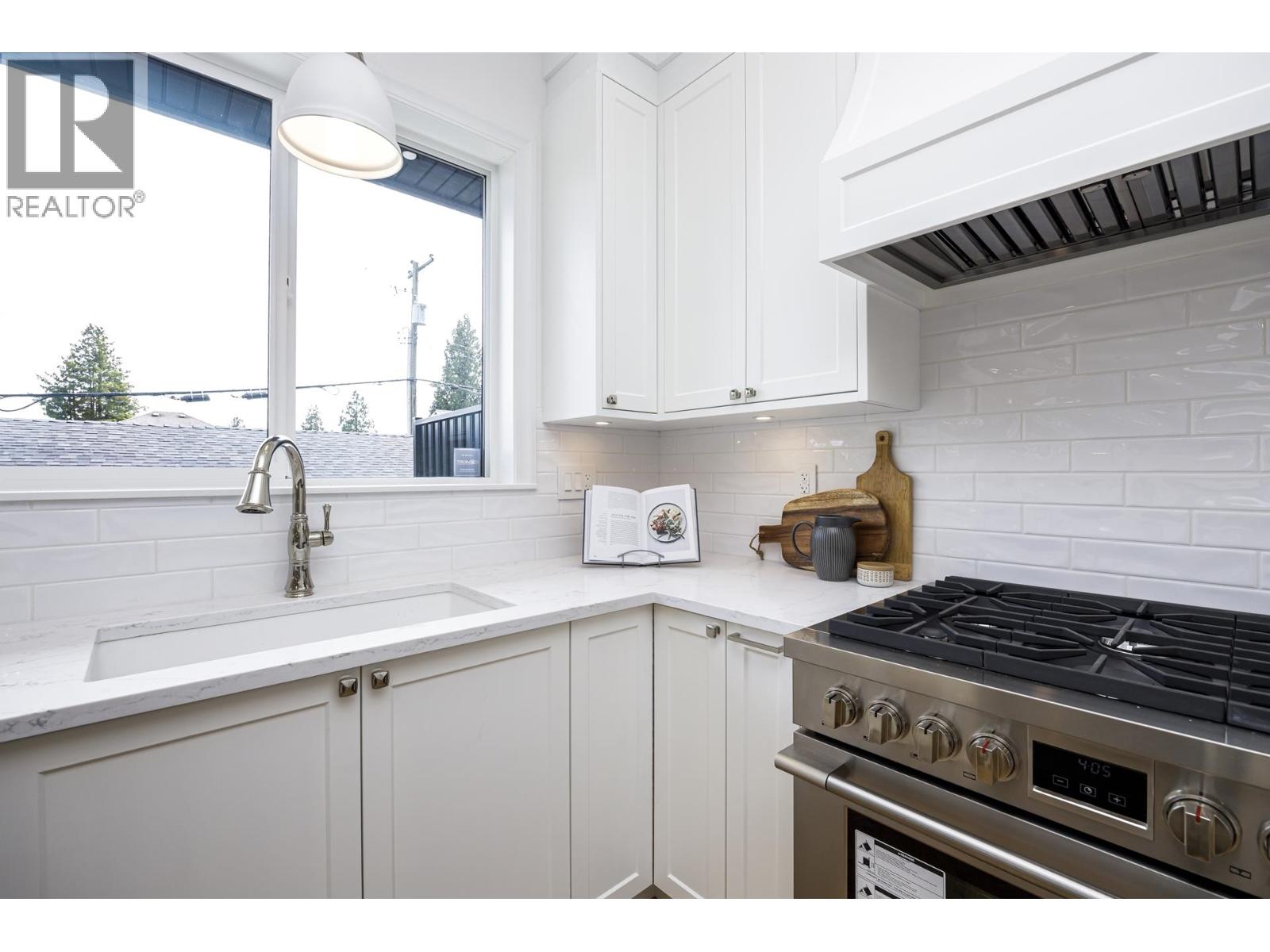Photo 12 of 261 E 23rd Street, North Vancouver BC