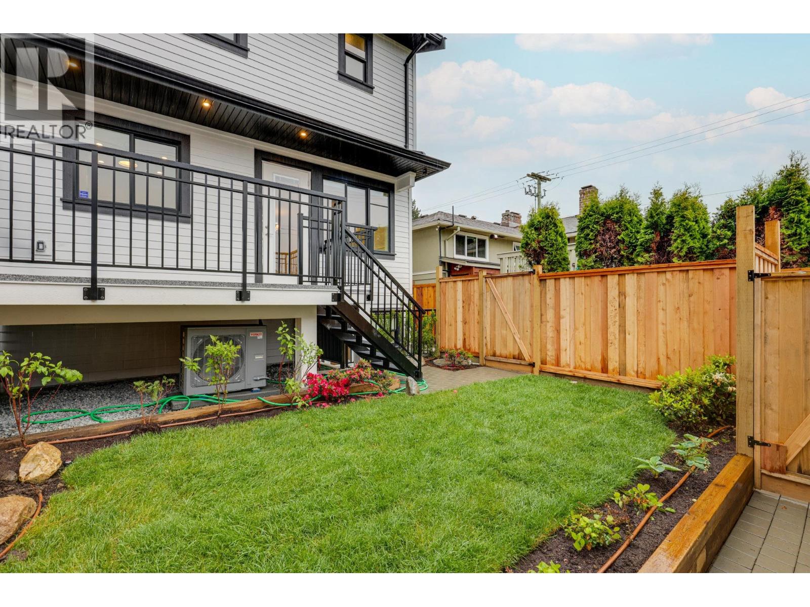 Photo 33 of 261 E 23rd Street, North Vancouver BC