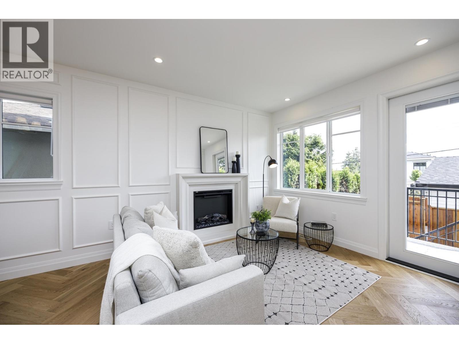 Photo 4 of 261 E 23rd Street, North Vancouver BC