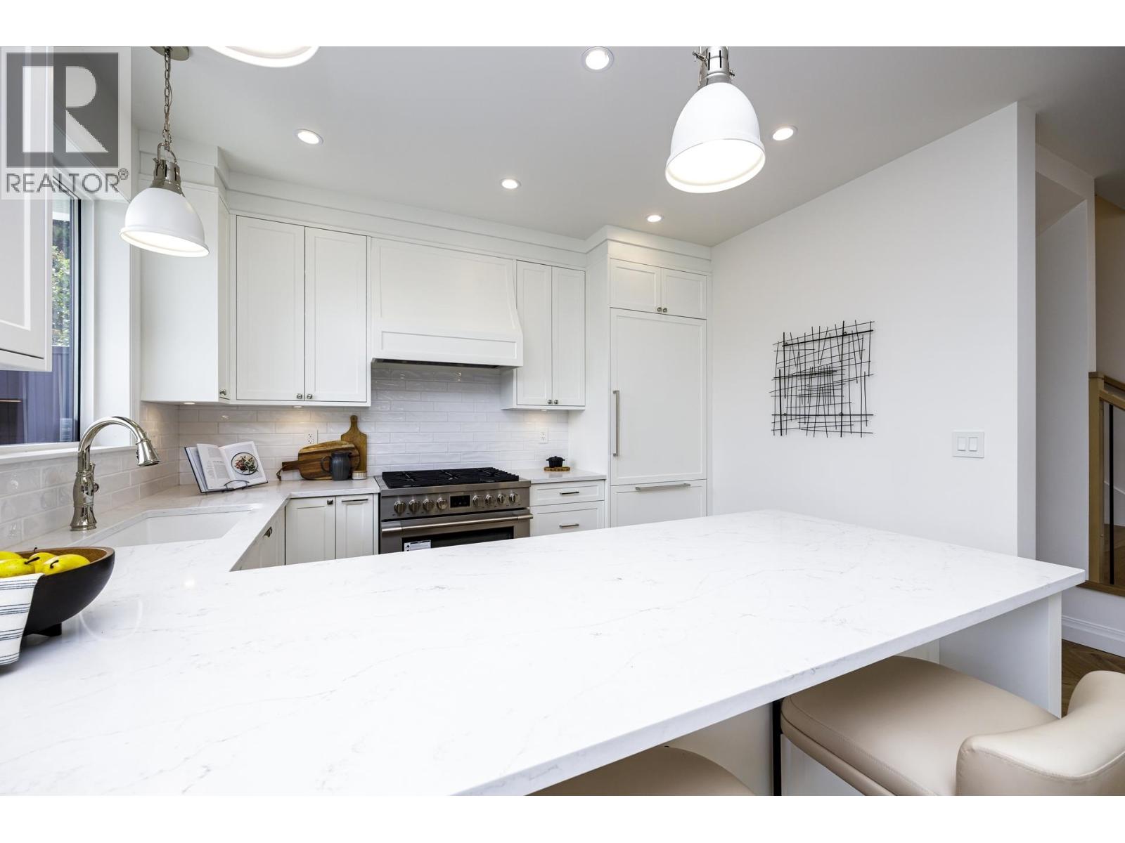 Photo 8 of 261 E 23rd Street, North Vancouver BC