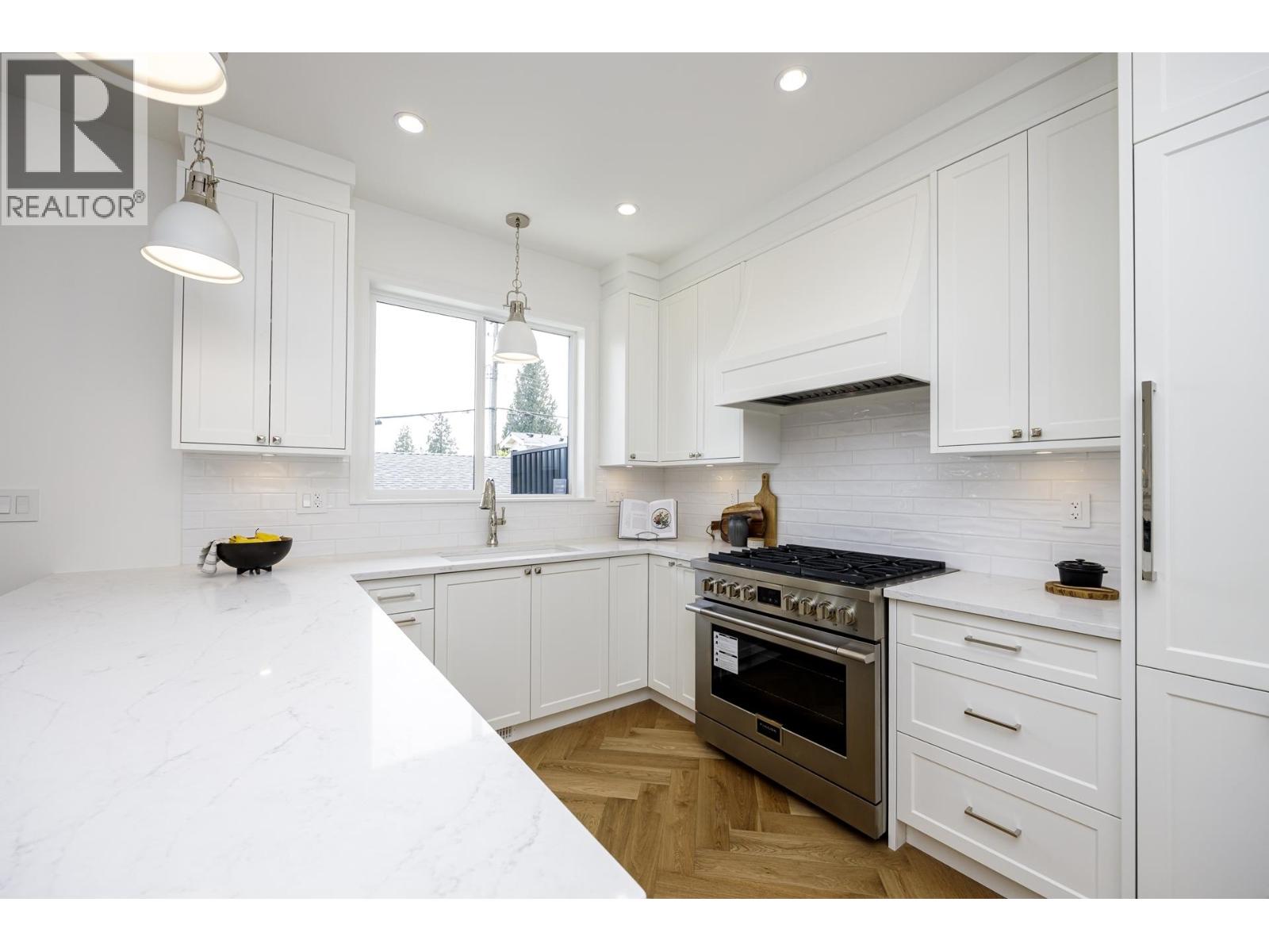 Photo 9 of 261 E 23rd Street, North Vancouver BC