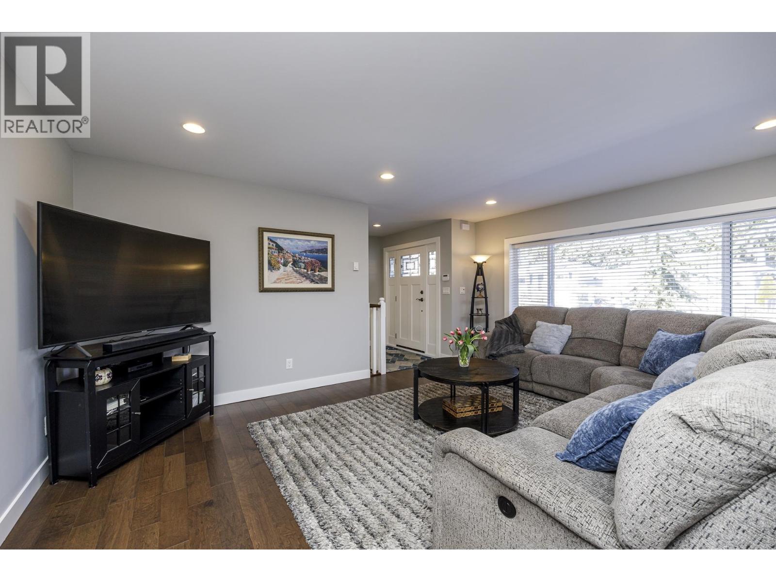 Photo 3 of 887 E 17th Street, North Vancouver BC