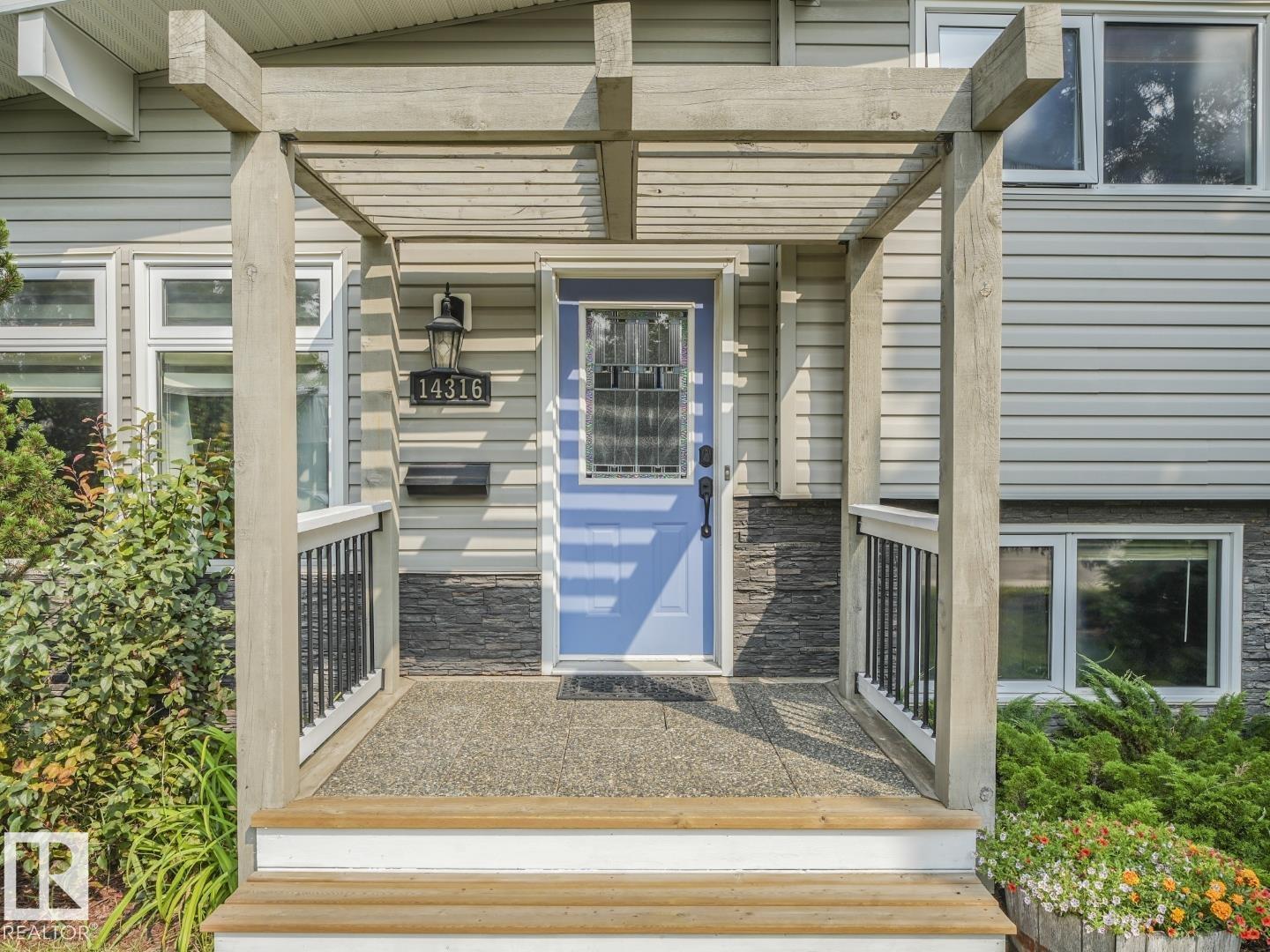Photo 2 of 14316 56 Av Nw, Edmonton AB