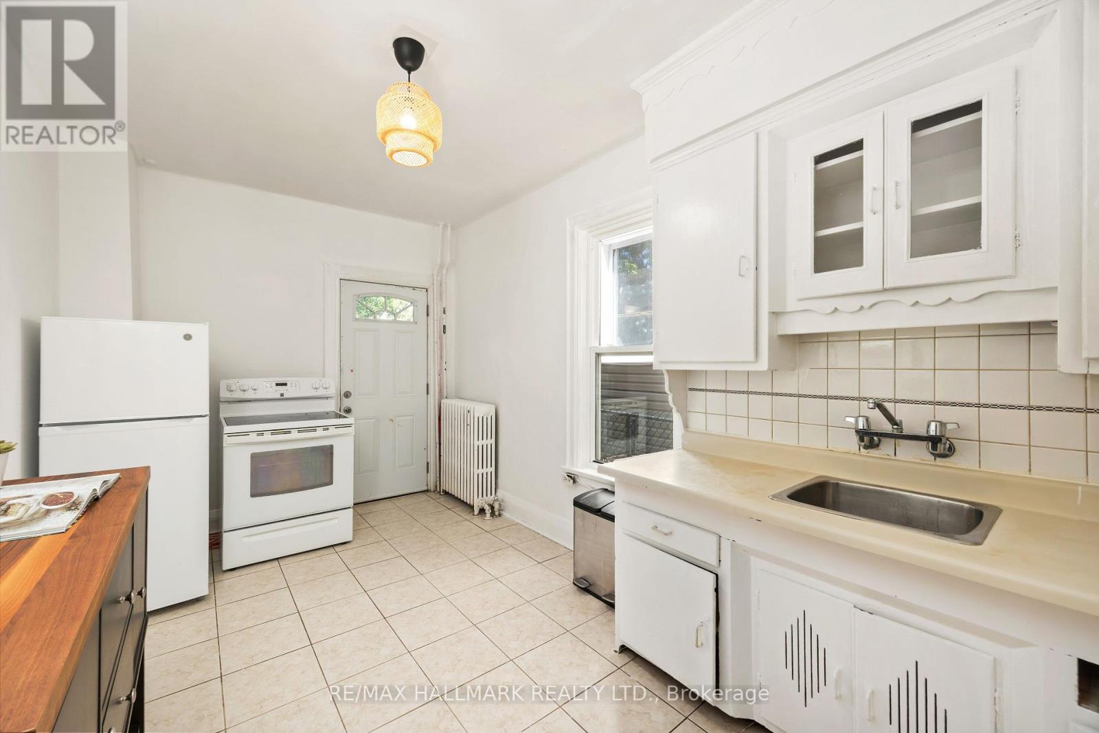 Photo 11 of 690 Adelaide Street W, Toronto ON