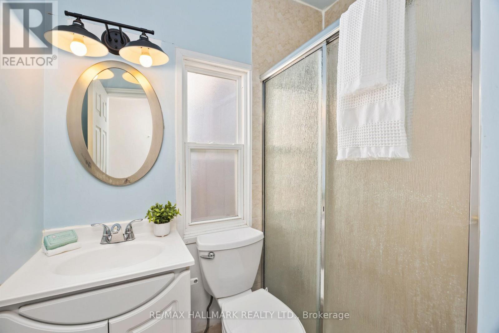 Photo 17 of 690 Adelaide Street W, Toronto ON