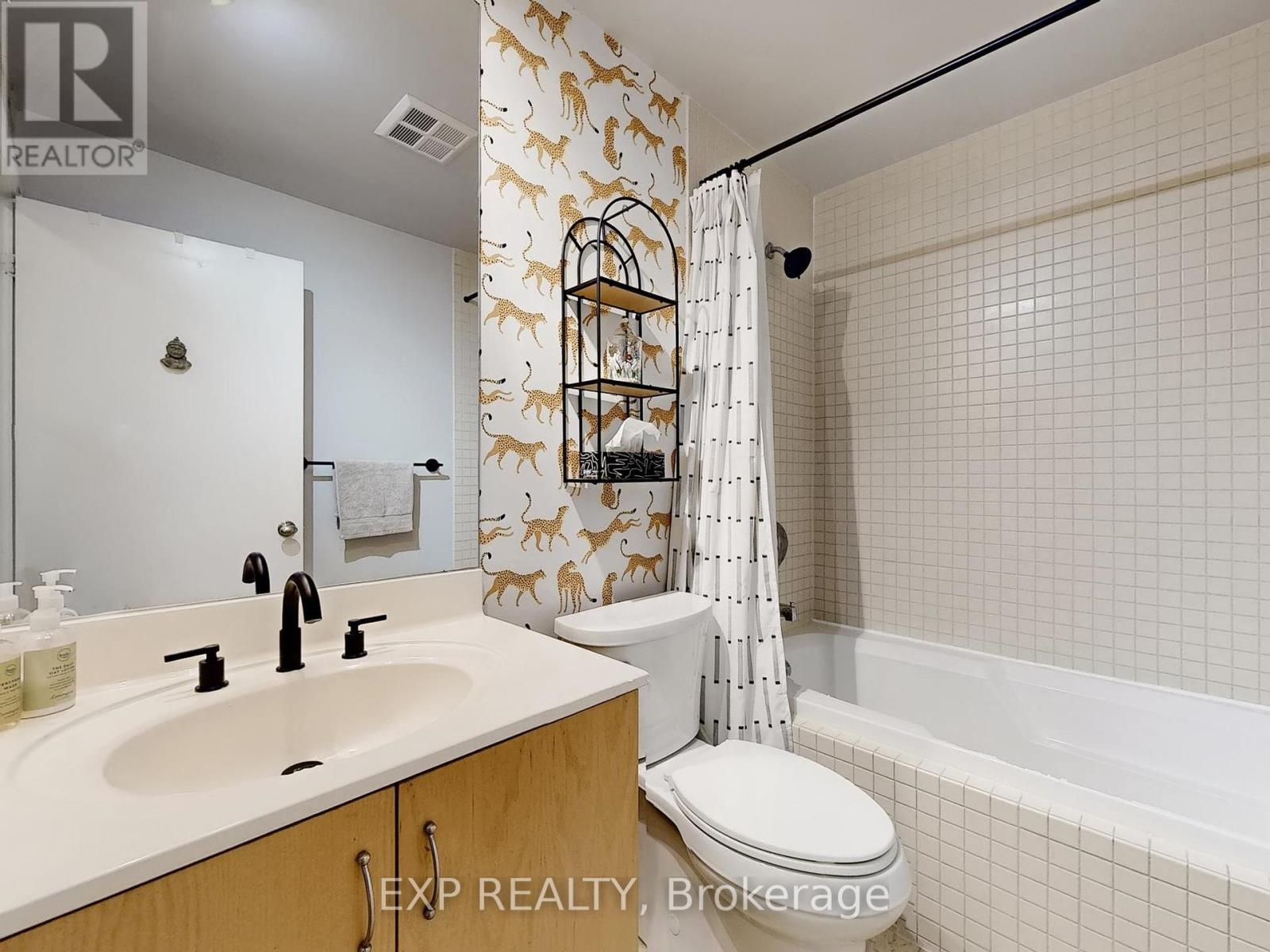Photo 14 of 108 18 Beverley Street, Toronto ON