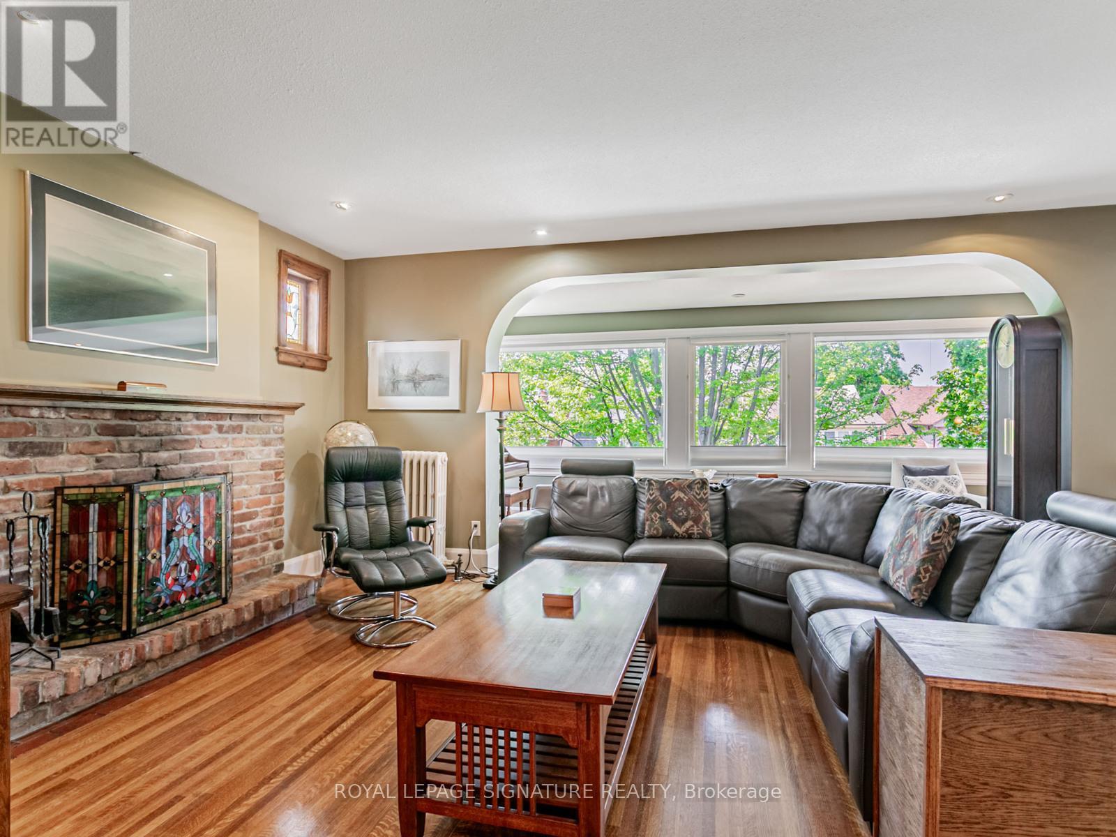 Photo 4 of 209 Arlington Avenue, Toronto ON