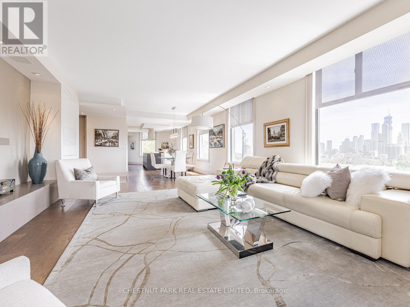 Photo 6 of 8 423 Avenue Road, Toronto ON