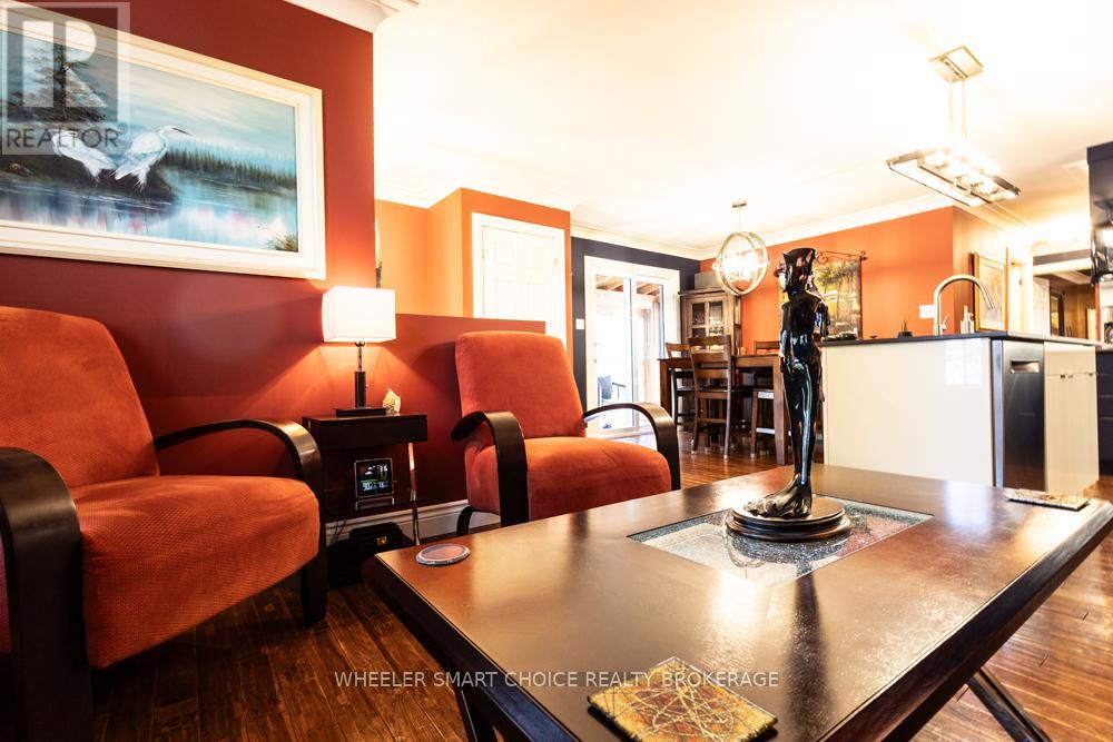 Photo 11 of 402 Ellen Avenue, Cornwall ON