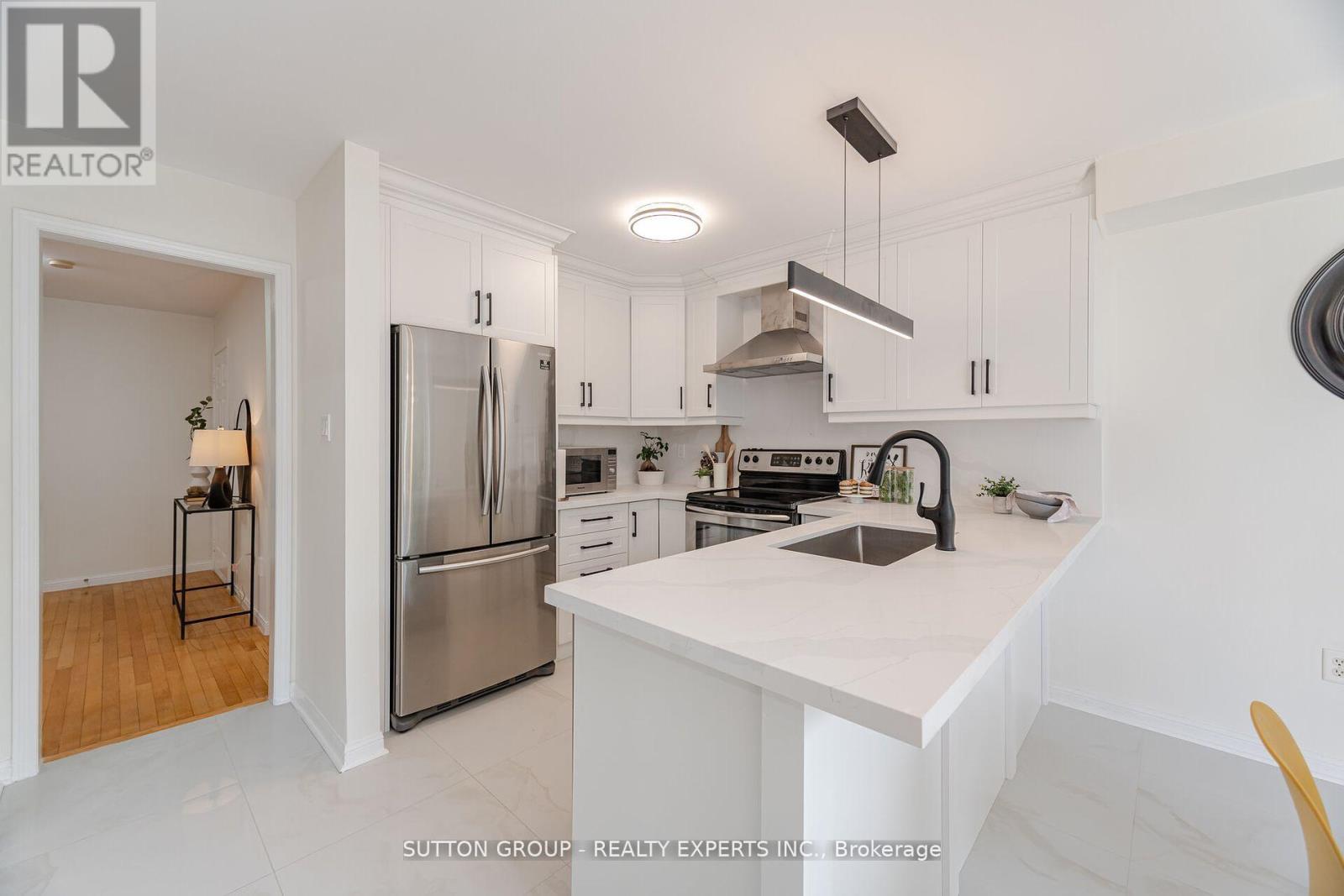 Photo 16 of 41 Solmar Avenue, Whitby ON