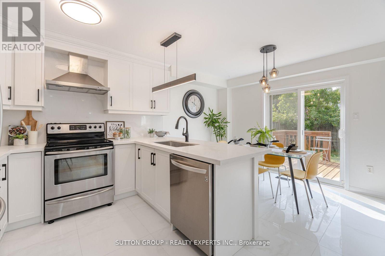 Photo 19 of 41 Solmar Avenue, Whitby ON