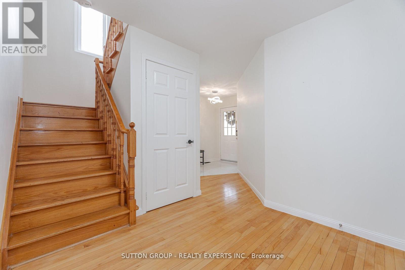 Photo 25 of 41 Solmar Avenue, Whitby ON