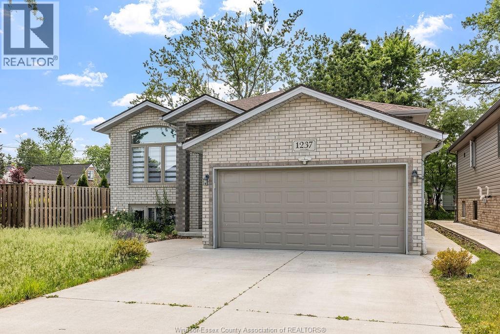 Photo 2 of 1237 Eastlawn, Windsor ON