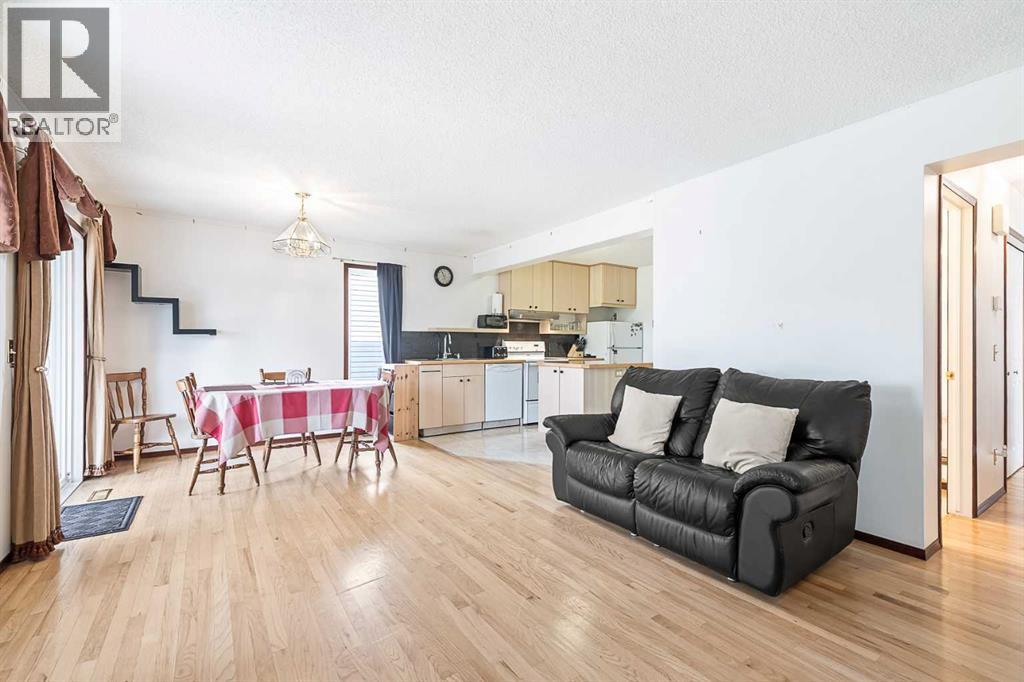 Photo 7 of 7242 Laguna Way Ne, Calgary AB