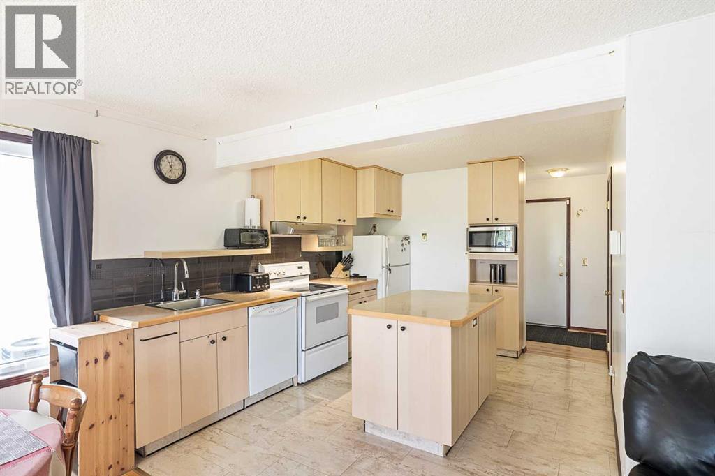 Photo 9 of 7242 Laguna Way Ne, Calgary AB