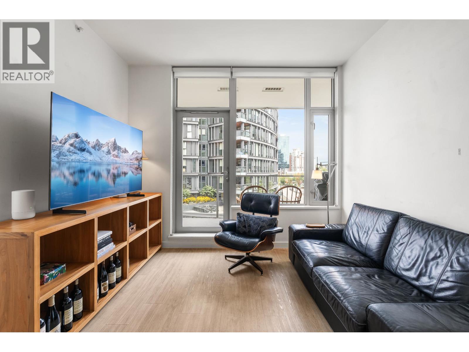 Photo 4 of 501 1661 Quebec Street, Vancouver BC
