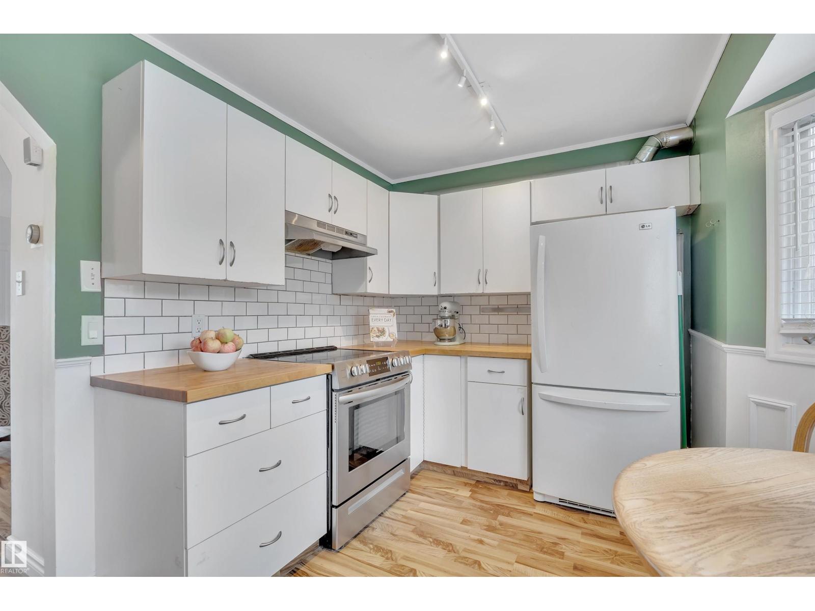 Photo 17 of 7225 95 St Nw, Edmonton AB