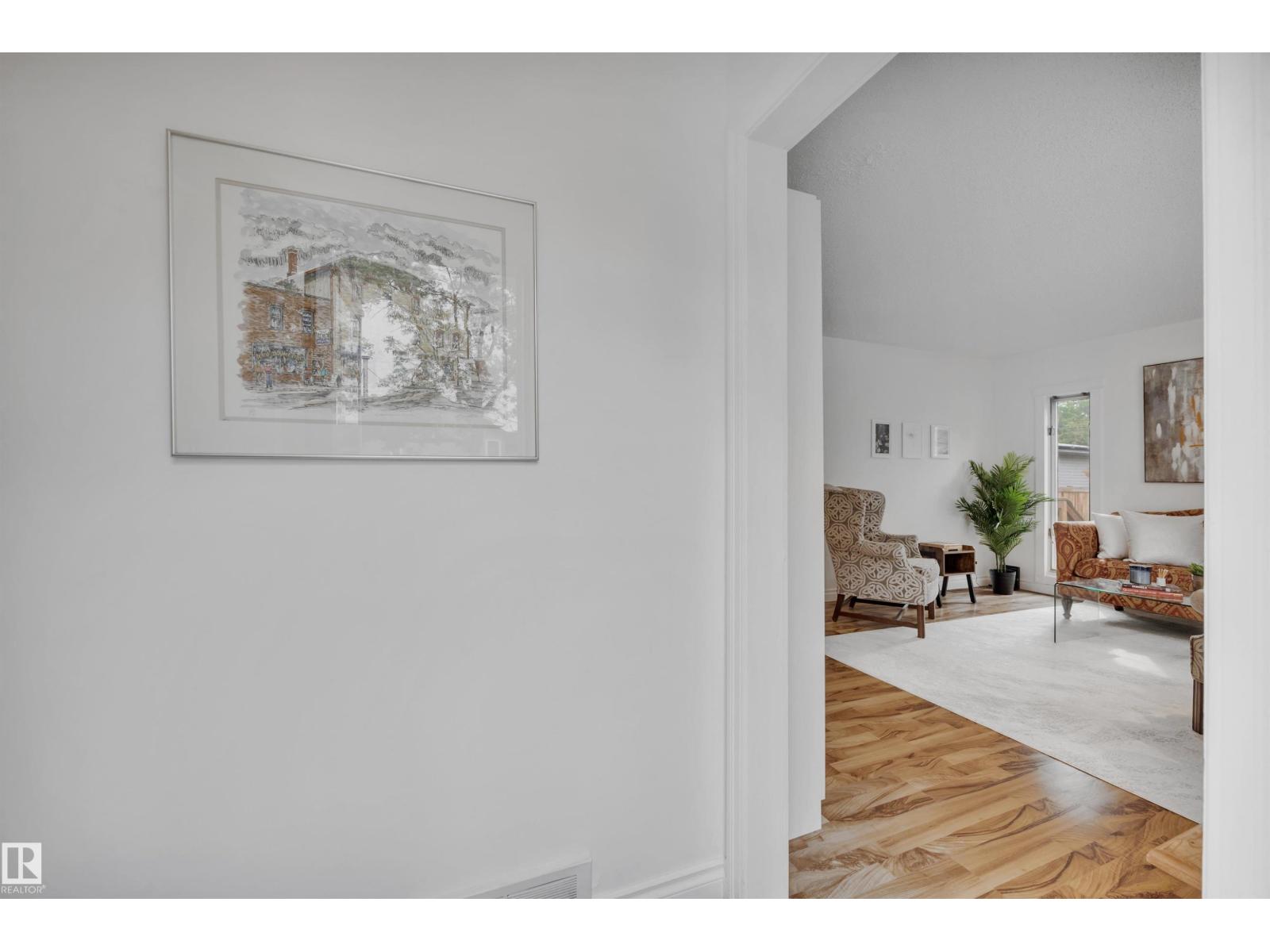 Photo 8 of 7225 95 St Nw, Edmonton AB