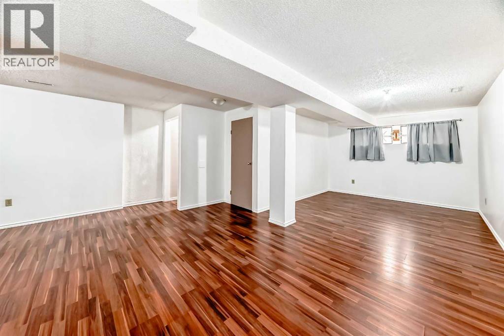 Photo 14 of 246 Berwick Drive Nw, Calgary AB