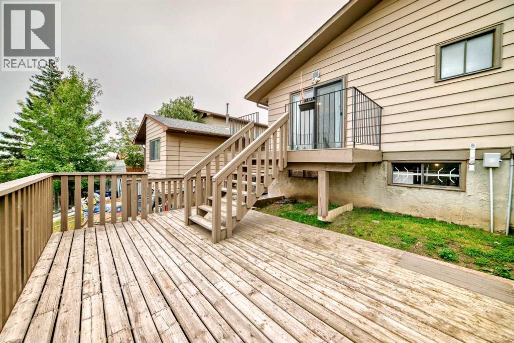 Photo 21 of 246 Berwick Drive Nw, Calgary AB