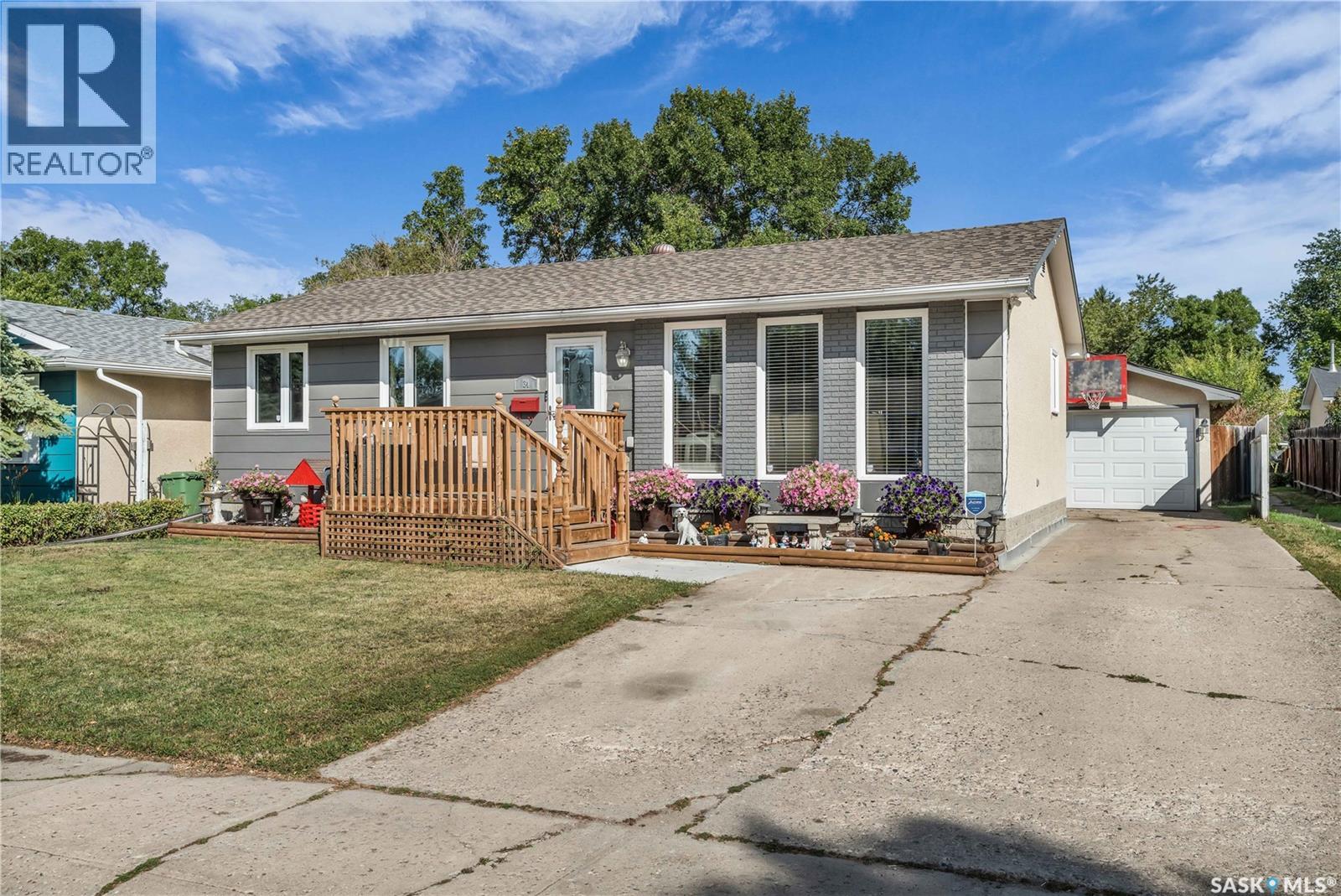 Photo 1 of 34 Scrivener Crescent, Regina SK