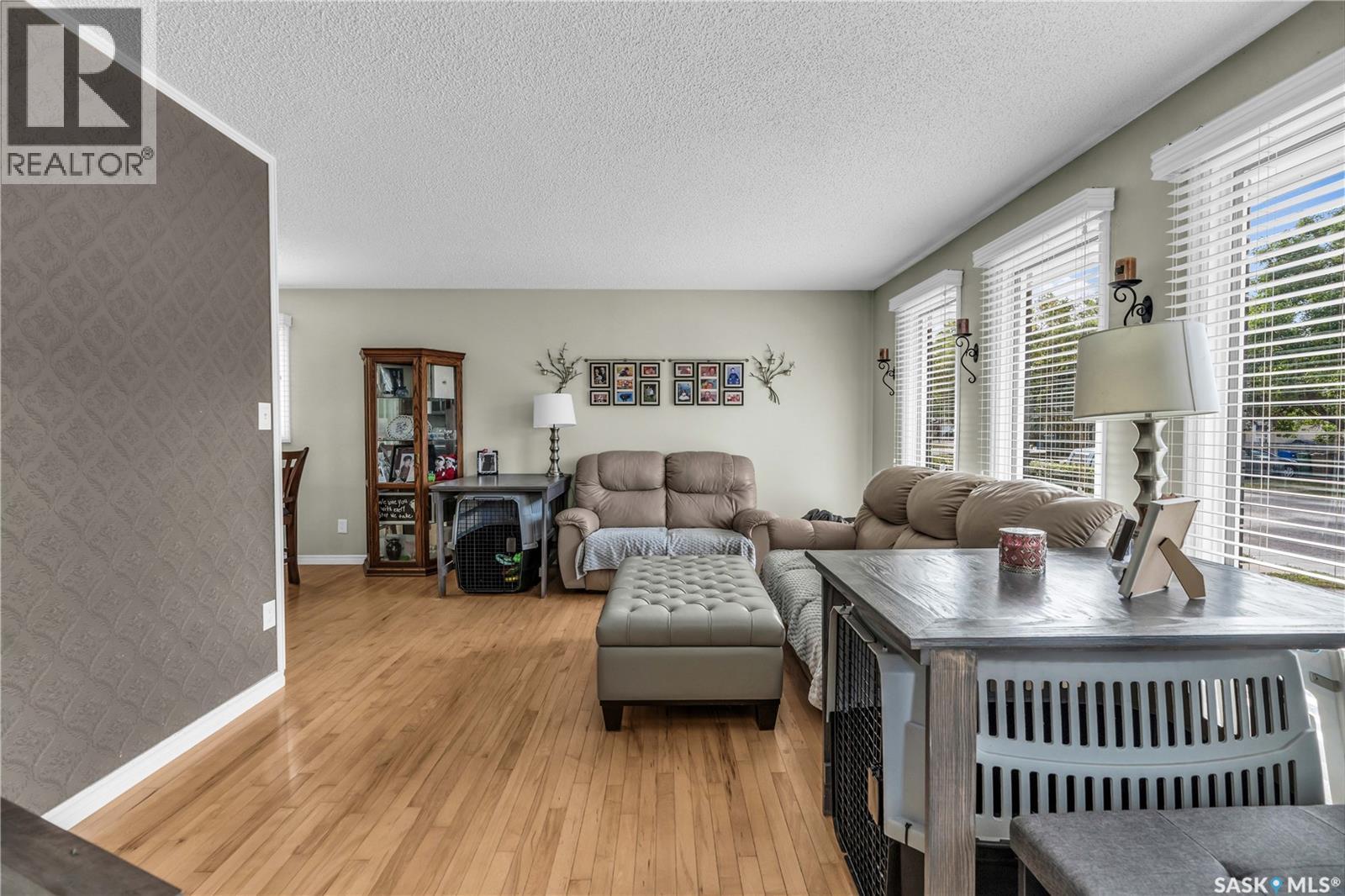 Photo 2 of 34 Scrivener Crescent, Regina SK