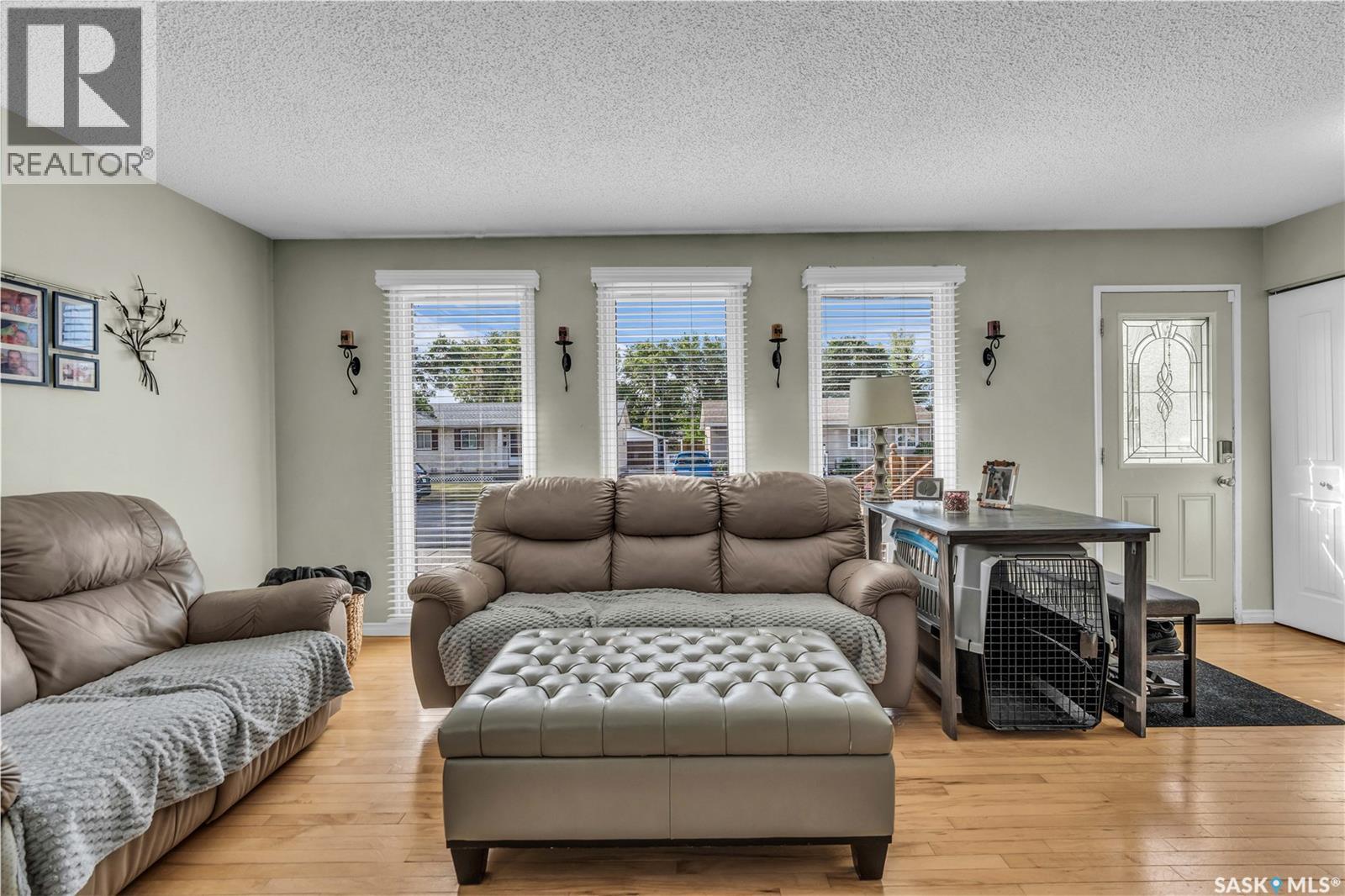 Photo 3 of 34 Scrivener Crescent, Regina SK