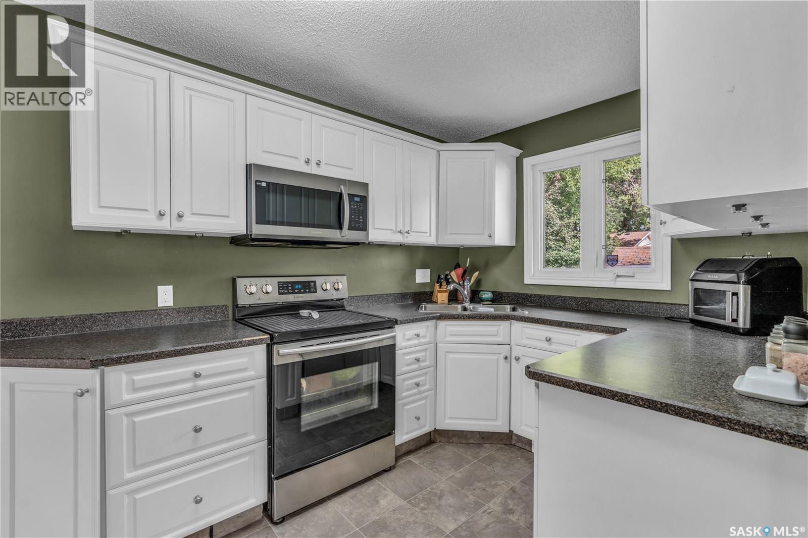 Photo 8 of 34 Scrivener Crescent, Regina SK