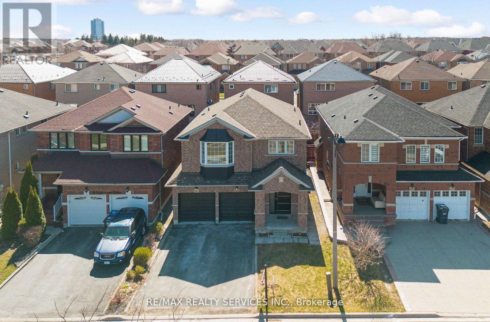 Photo 1 of 10 Linderwood Drive, Brampton ON