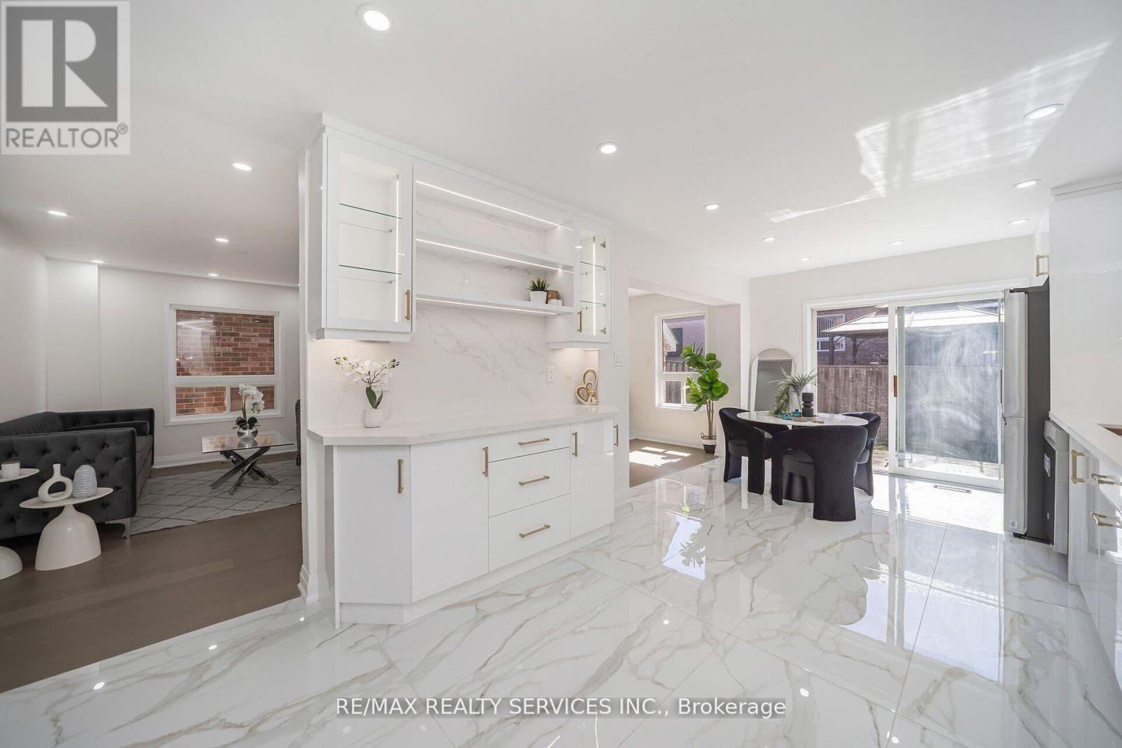 Photo 15 of 10 Linderwood Drive, Brampton ON
