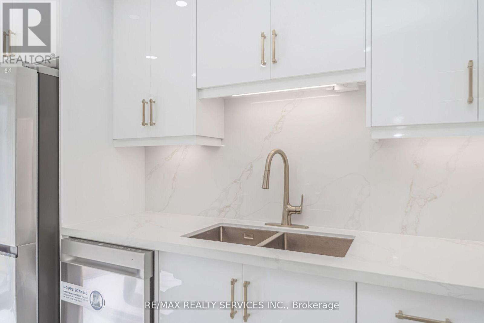 Photo 16 of 10 Linderwood Drive, Brampton ON