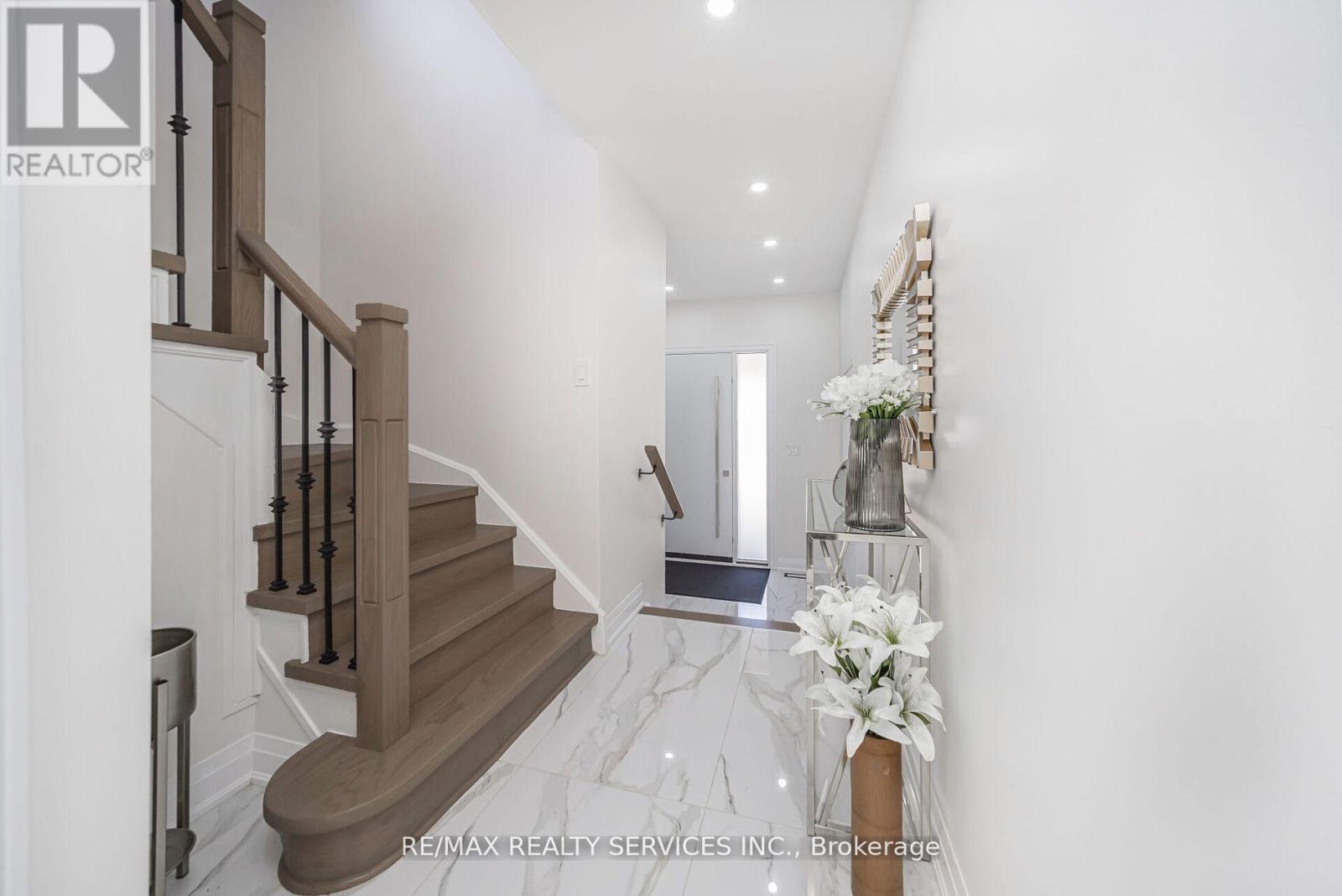 Photo 19 of 10 Linderwood Drive, Brampton ON