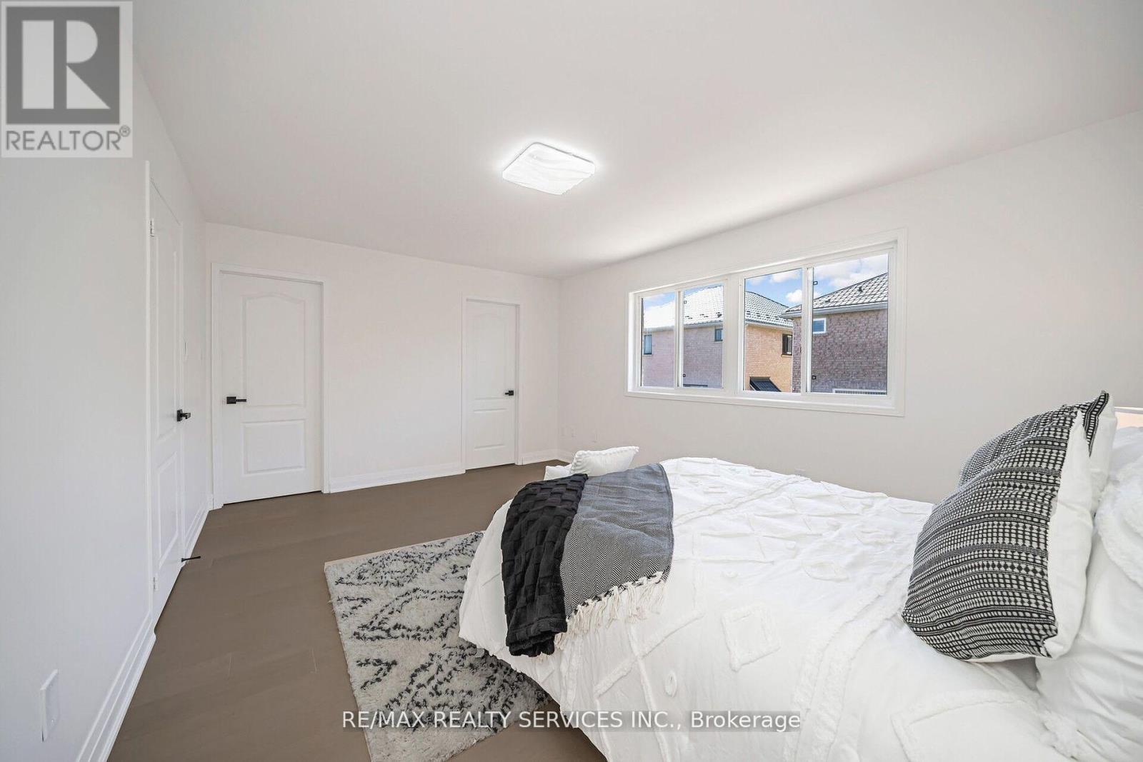 Photo 25 of 10 Linderwood Drive, Brampton ON