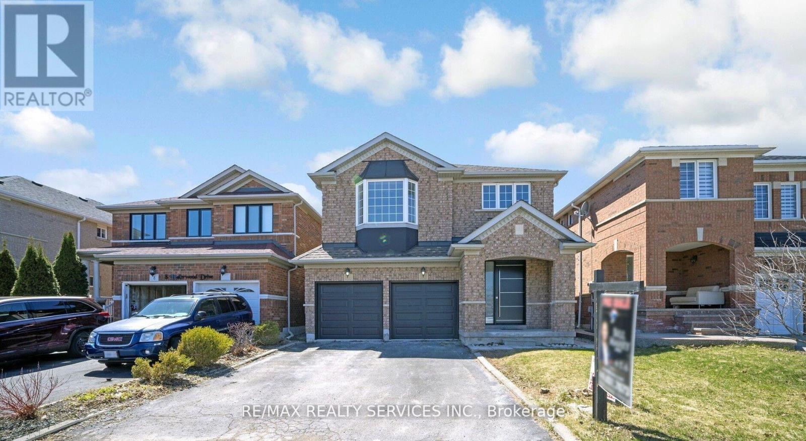 Photo 3 of 10 Linderwood Drive, Brampton ON