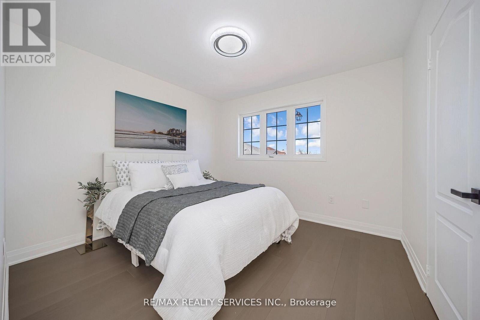 Photo 31 of 10 Linderwood Drive, Brampton ON