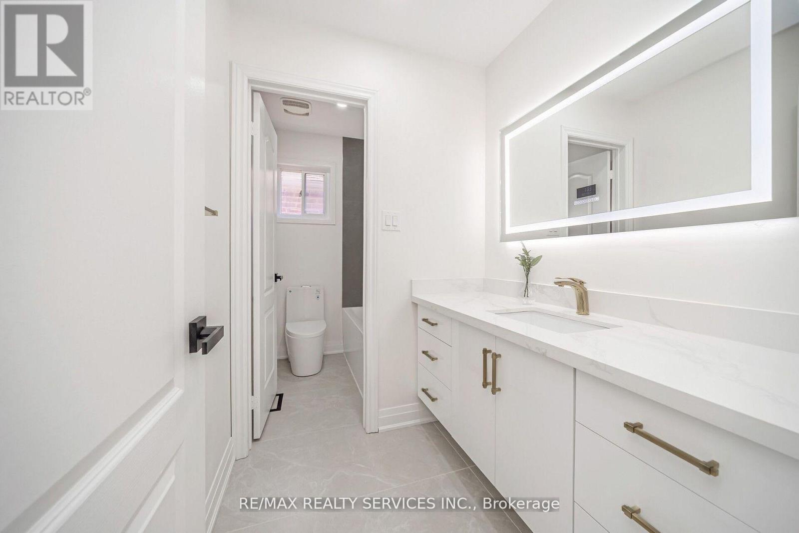 Photo 33 of 10 Linderwood Drive, Brampton ON
