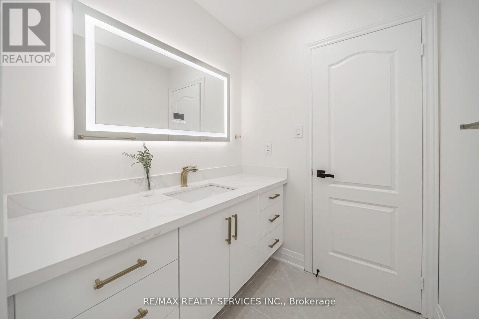 Photo 34 of 10 Linderwood Drive, Brampton ON