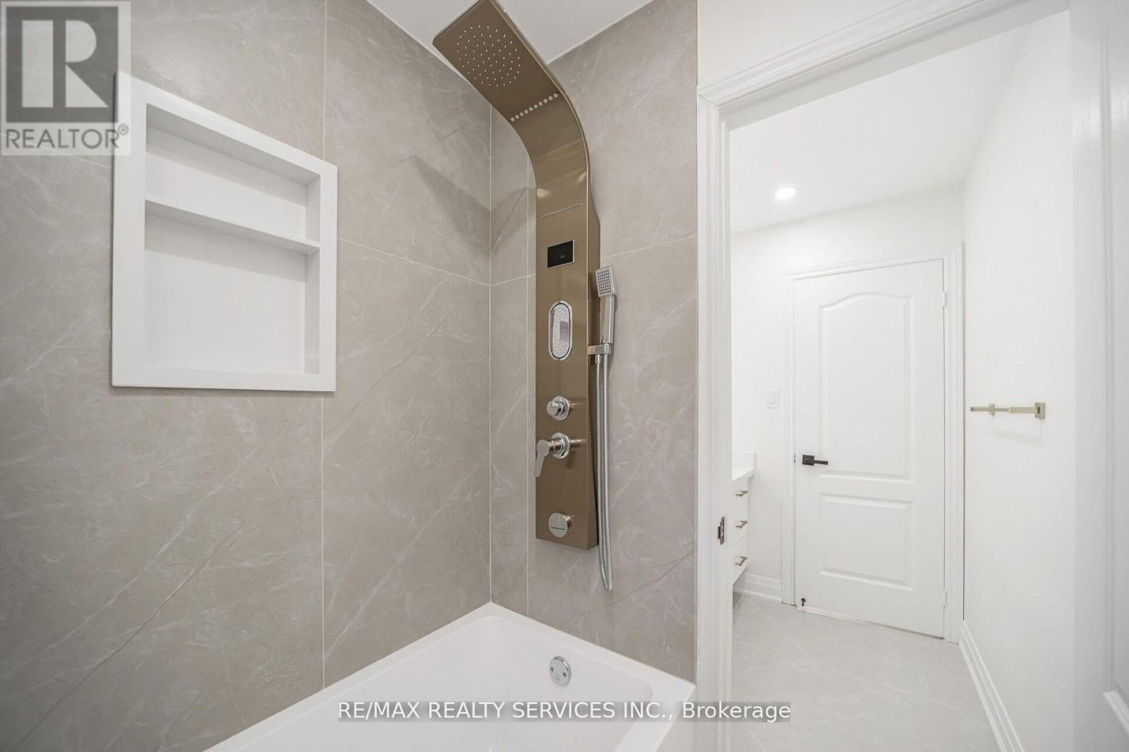 Photo 35 of 10 Linderwood Drive, Brampton ON