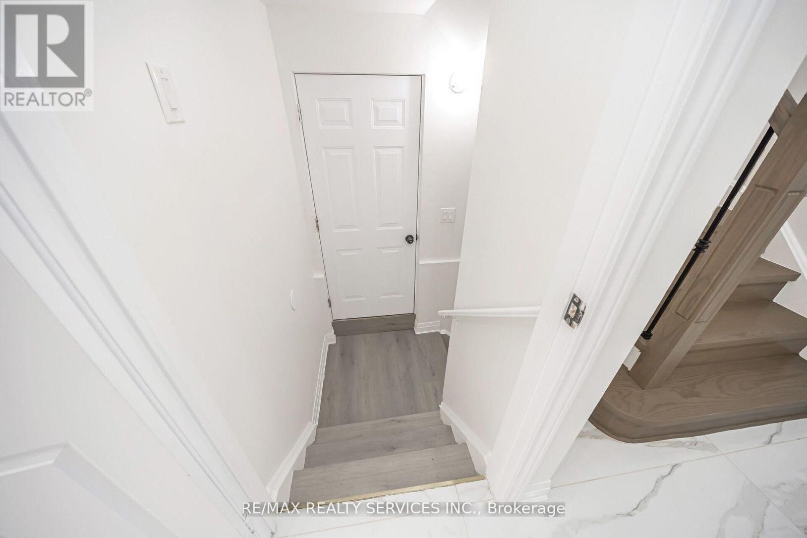 Photo 36 of 10 Linderwood Drive, Brampton ON