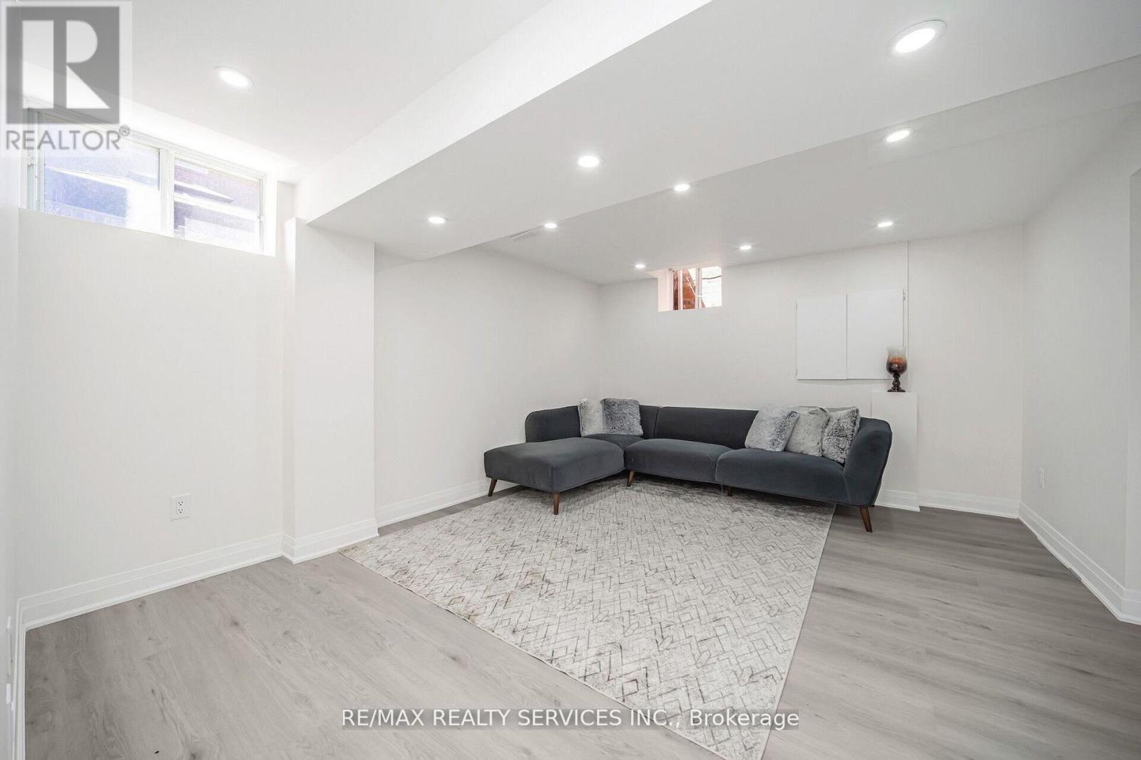 Photo 38 of 10 Linderwood Drive, Brampton ON