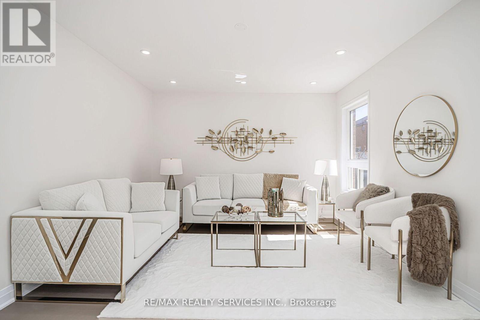 Photo 4 of 10 Linderwood Drive, Brampton ON