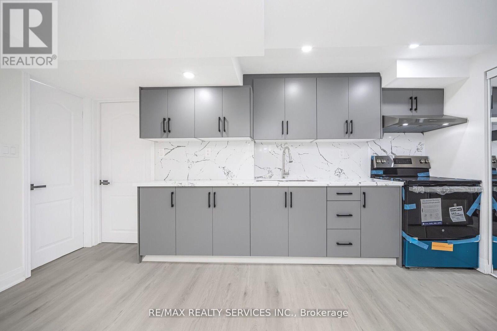 Photo 40 of 10 Linderwood Drive, Brampton ON