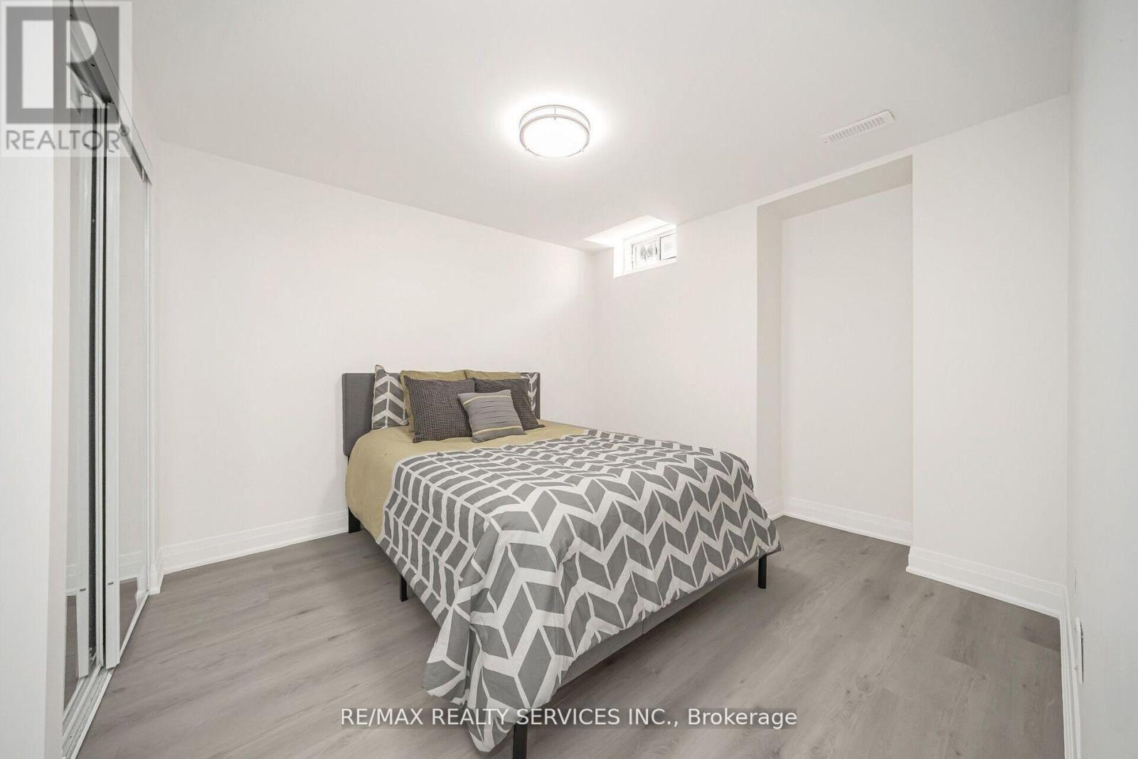 Photo 43 of 10 Linderwood Drive, Brampton ON
